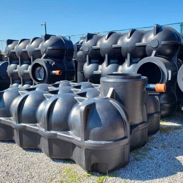 Sestava Hudson 5000 l - kvalitní samonosná plastová nádrž pro dešťovou vodu od německého výrobce. Ideální řešení pro udržitelné hospodaření s vodou v domě nebo na zahradě.